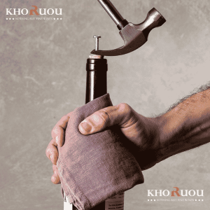 Cách mở rượu vang không cần dùng đồ chuyên dụng