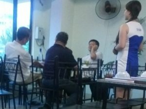 Gái tây tiếp thị rượu ngoại