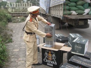 Phát hiện gần 150 chai rượu ngoại trong xe...chở thóc