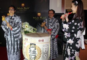 Nghi thức đập rượu Sake truyền thống ở Nhật