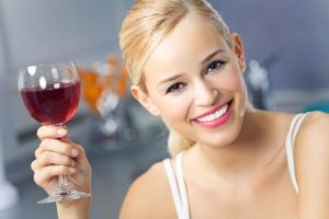 Cách khắc phục tình trạng ố răng khi uống rượu vang đỏ