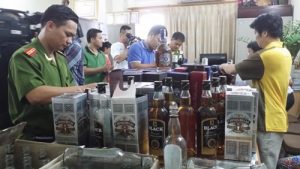 Phát hiện 1.800 chai rượu ngoại rởm không có hóa đơn chứng từ