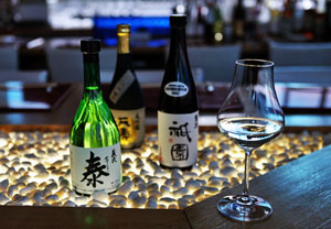 Tại sao người Nhật lại chọn rượu Sake mà không phải loại đồ uống khác?