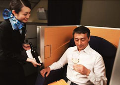 Thưởng thức rượu vang cao cấp khi đi máy bay! Bạn đã thử chưa?