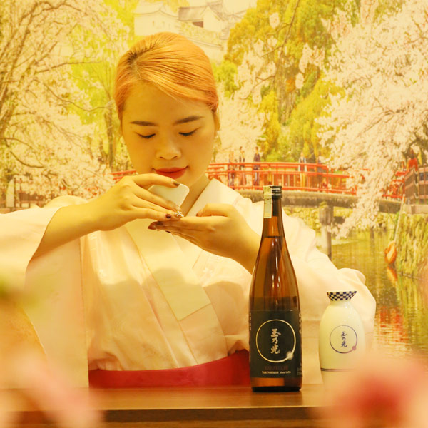 rượu sake tặng phụ nữ
