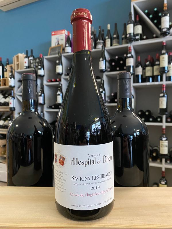 Rượu Vang Pháp Savigny-Lès-Beaune Cuvée De L’ingénieur Henri Darcy là chai rượu vang đỏ thương hàng của vùng làm vang danh tiếng Bourgogne của nước Pháp. Rượu vang gây ấn tượng cho người thưởng thức không chỉ bởi hương vị đậm đà, nồng nàn mà còn bởi giá thành phải chăng không quá đắt đó. Chỉ với khoảng 1.500.000VNĐ thì bạn đã có thể sở hữu chai rượu vang đỏ cao cấp, là chai vang đỏ mà được nhiều tín đồ sành vang ưa chuộng và săn lùng không chỉ ở Pháp mà còn trên toàn thế giới. Giới thiệu về Rượu Vang Pháp Savigny-Lès-Beaune Cuvée De L’ingénieur Henri Darcy Rượu Vang Pháp Savigny-Lès-Beaune Cuvée De L’ingénieur Henri Darcy gây ấn tượng thú vị bởi chính cái tên của chai rượu vang này đã được ông Henri Darcy đặt theo chính tên của ông. Rượu được làm từ 100% giống nho danh tiếng của vùng Bourgogne của Pháp và đạt nồng độ cồn là 14,5%, cấu trúc rượu cá tính mạnh mẽ những cũng có chút nhẹ nhàng, thanh lịch. Rượu Vang Pháp Savigny-Lès-Beaune Cuvée De L’ingénieur Henri Darcy luôn là sự lựa chọn hàng đầu của nguoief tiêu dùng và luôn góp mặt trong các buổi tiệc, buổi liên hoan  sang trọng, đằng cấp,.. Đặc điểm về Rượu Vang Pháp Savigny-Lès-Beaune Cuvée De L’ingénieur Henri Darcy Rượu Vang Pháp Savigny-Lès-Beaune Cuvée De L’ingénieur Henri Darcy toát lên vẻ đẹp của sự sang trọng, thanh lịch và đẳng cấp. Rượu có màu hồng ngọc đậm khác hẳn với các dòng vang đỏ khác cùng với hương thơm ngọt ngào,  phức hợp đặc trưng của các loại trái tươi ngon với độ chín hoàn hảo như: mâm xôi, anh đào, việt quất,... Khi thưởng thức nguum rượu đầu tiên, bạn sẽ cảm thấy trên vòm miệng của mình, rượu có vị nồng nàn với cấu trúc êm mềm, tanin vững chắc, tất cả tạo nên một kết thức mềm mượt, êm ái.  Ngoài các hương vị thơm thanh mát của trái cây thì rượu còn được bổ sung bởi các hương thom bùi béo của vanill, hay chút hương thơm mộc mạc của thảo mộc, khói thuốc. Rượu Vang Pháp Savigny-Lès-Beaune Cuvée De L’ingénieur Henri Darcy có hương thơm phức hợp và độ sâu nên luôn mang lại cho người dùng cảm nhận sâu lắng, êm ái khiến cho người thưởng thức khó lòng mà quên được cảm nhận ấy.  Quy trình sản xuất Rượu Vang Pháp Savigny-Lès-Beaune Cuvée De L’ingénieur Henri Darcy Nho được thu hoạch hoàn toàn bằng tay và chọn lọc ra những trái nho đủ tiêu chuẩn để sản xuất rượu vang.  Sau khi nho được vận chuyển cẩn thận về nhà máy sẽ được xử lý , làm sạch và nghiền nát.  Dung dịch nho sẽ được đặt trong thùng thép không gỉ để lên men. Rượu sẽ được chuyển qua quá trình lão hóa sau khi đã hoàn tất quá trình lên men đẻ giúp rượu thơm ngon, đậm đà hơn. Rượu Vang Pháp Savigny-Lès-Beaune Cuvée De L’ingénieur Henri Darcy sẽ được ủ thêm trong vài năm và tong suốt thời gian đó rượu sẽ được theo dõi, nếm thử đến khi đạt chuẩn về hương vị. Cuối cùng rượu sẽ được đóng vào các chai thủy tinh và dán tem mác cẩn thận trước khi được xuất ra thị trường tiêu thụ. 