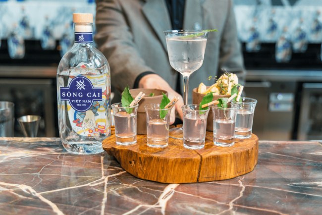 Rượu Gin Việt Nam Song Cai Founder Release HaNoi
