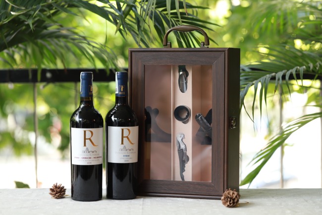 Set Rượu vang Pháp Domaine Rombeau R kèm hộp sơn mài đôi phối kính 