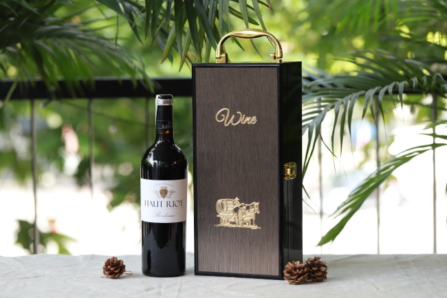 Rượu vang Pháp Bordeaux AOP Haut-Riot 2018 kèm hộp gỗ sơn mài xám